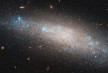 NASA ESA哈勃太空望遠(yuǎn)鏡拍攝了一張名為NGC 4455的精美照片