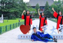 北京大學(xué)2020屆畢業(yè)生通過網(wǎng)絡(luò)參加了云畢業(yè)典禮