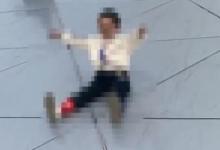 孩子爬上撫順地標(biāo)建筑當(dāng)滑梯網(wǎng)友直呼太危險(xiǎn)
